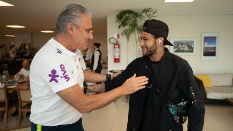 Tite recibe a Neymar en la concentración de Brasil