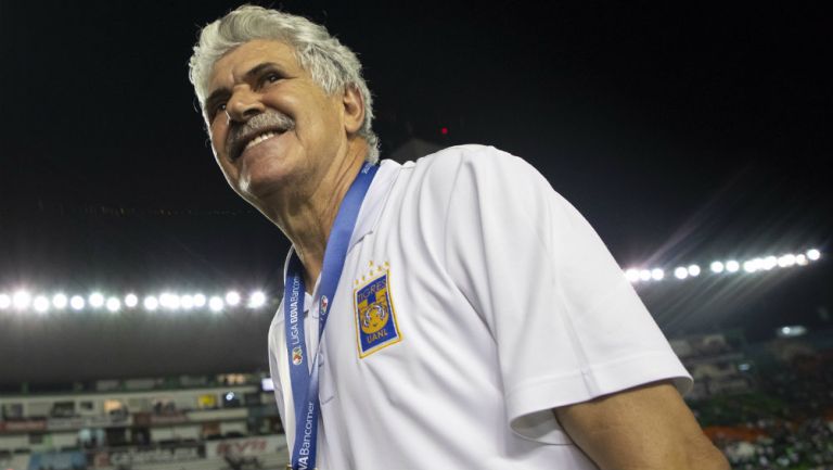 Tuca Ferretti sonríe tras obtener el Título del Clausura 2019