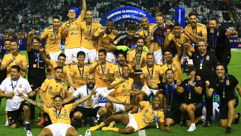 Plantilla de Tigres posa para las cámaras con el trofeo del Clausura 2019
