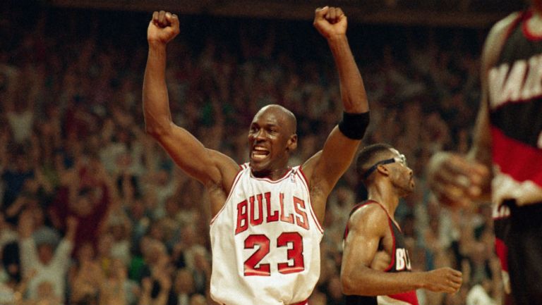 Michael Jordan festeja una anotación con los Bulls
