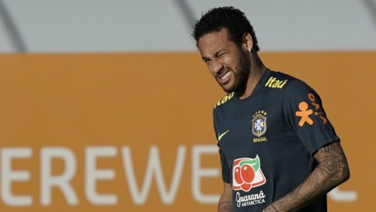Neymar hace una mueca en el entrenamiento de Brasil