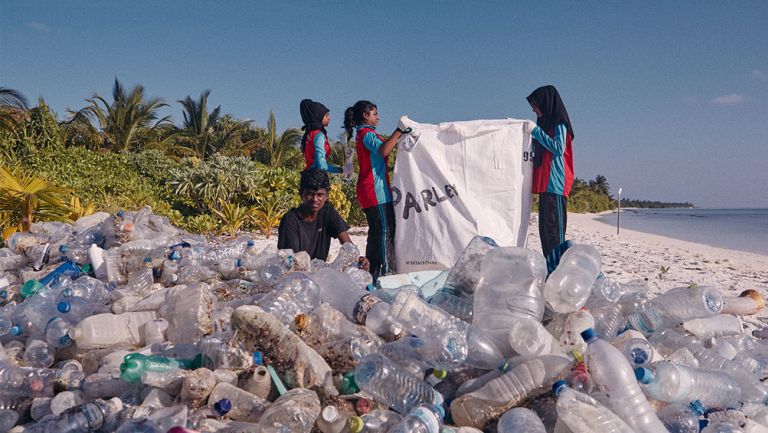 Personas realizan labores de reciclaje en las playas