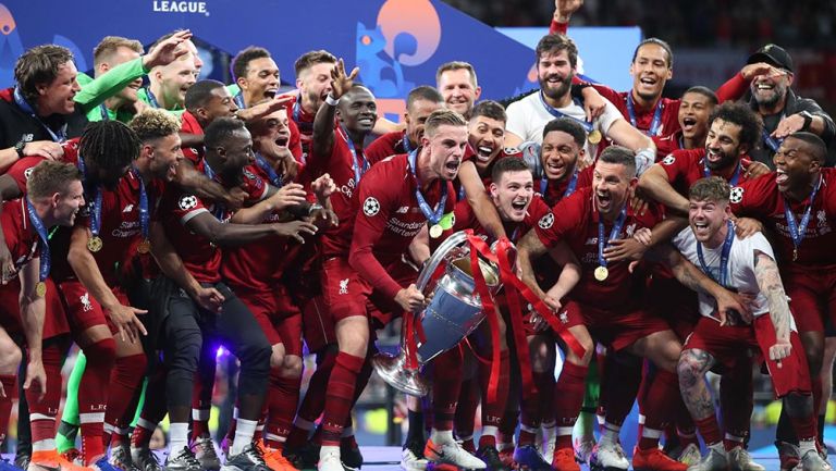 Jugadores del Liverpool levantando el trofeo de la Champions 