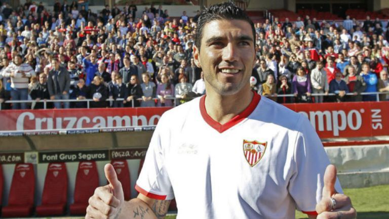 José Antonio Reyes, posa con la camiseta del Sevilla
