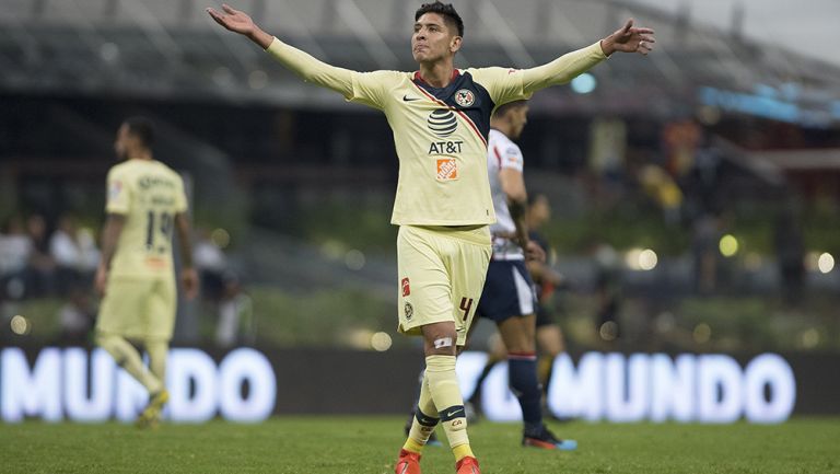 Edson festeja un gol de las Águilas en el Estadio Azteca