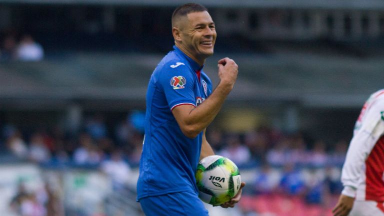Pablo Aguilar en un partido con el Cruz Azul 