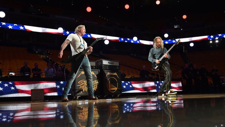 Hetfield y Hammett practican en el Oracle Arena