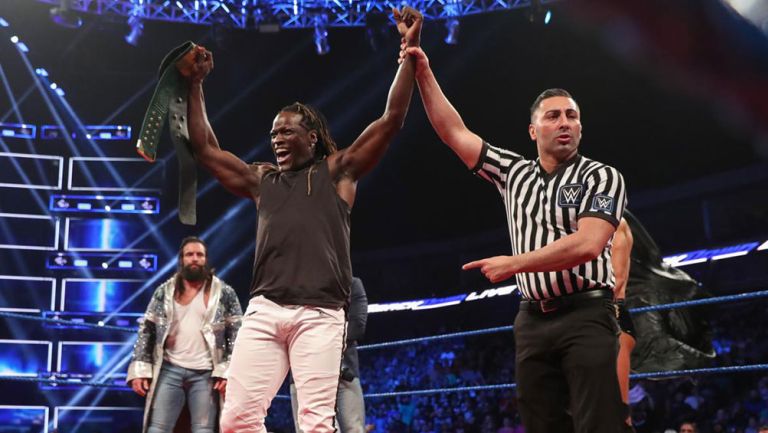 R-Truth festeja con el título 24/7 en SmackDown