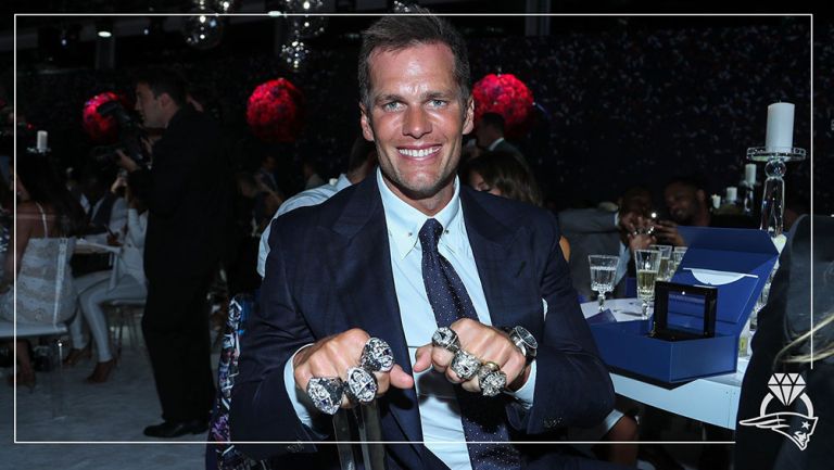 Tom Brady presume sus seis anillos de campeón de la NFL