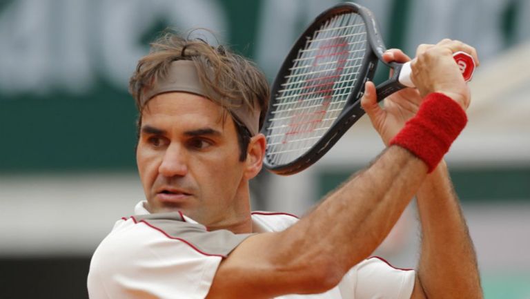 Federer golpea la pelota durante el Abierto de Francia 