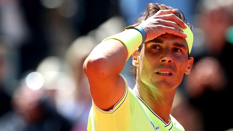 Rafa Nadal se lamenta en juego de Roland Garros 