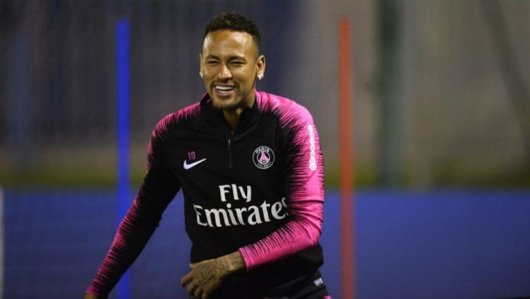 Neymar sonríe en una práctica del PSG