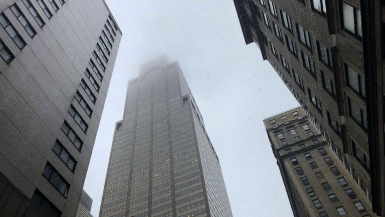Edificio de Manhattan con humo tras impacto