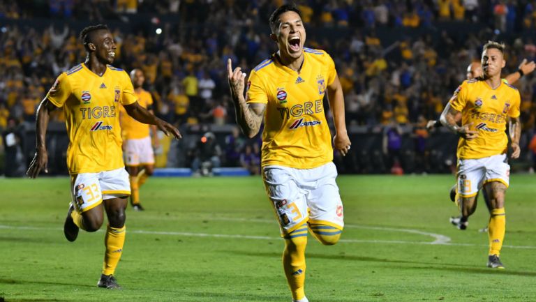 Carlos Salcedo celebra un gol con Tigres