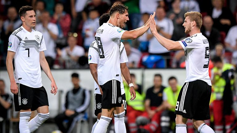 Jugadores de Alemania festeja gol contra Estonia 