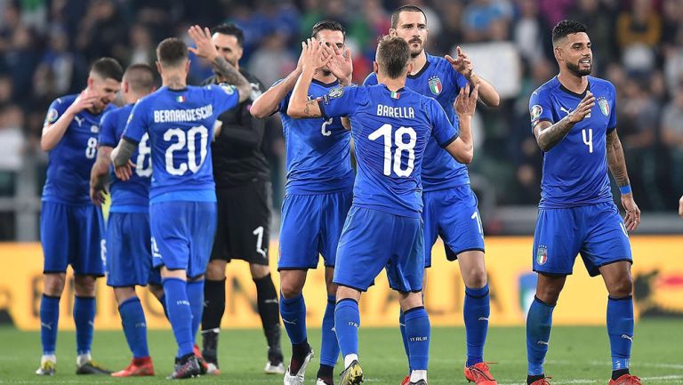 Jugadores de Italia festejan gol contra Bosnia 