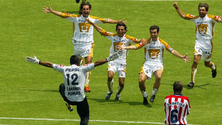 Los jugadores de Pumas corren a festejar tras la falla de Rafael Medina