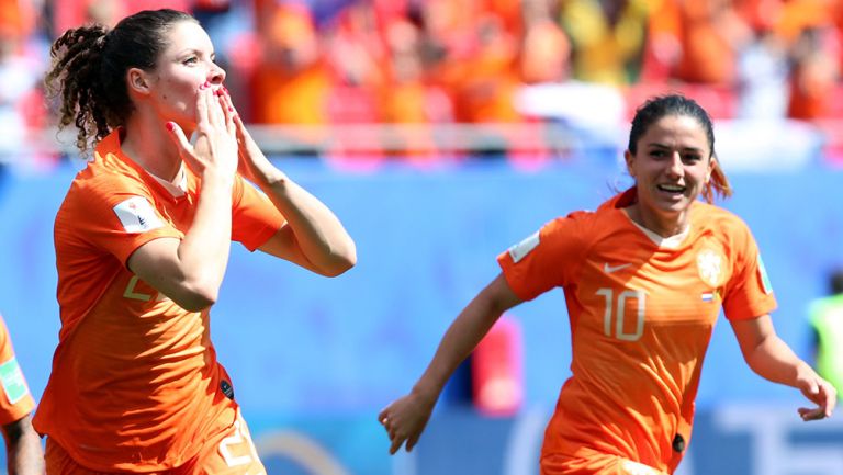 Jugadoras de Holanda festeja gol contra Camerún 