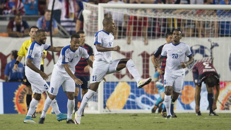 Jugadores de Martinica en festejo de gol 