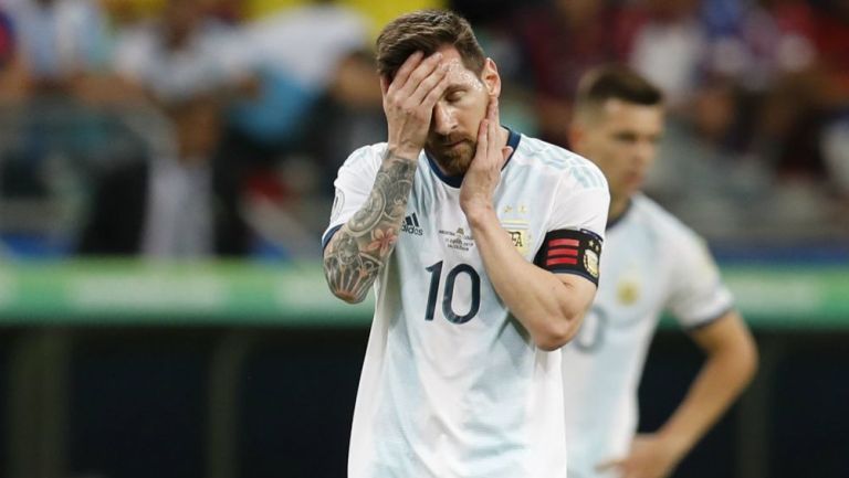 Messi se lamenta durante un partido