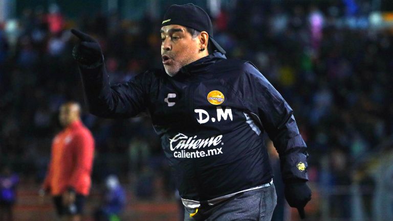 Diego Maradona durante un encuentro ante Correcaminos 
