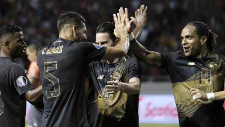 Jugadores de Costa Rica celebran anotación contra Nicaragua