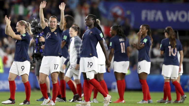 Selección de Francia celebra un triunfo ante Nigeria 