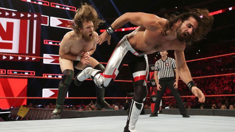 Seth Rollins le da una patada a Daniel Bryan