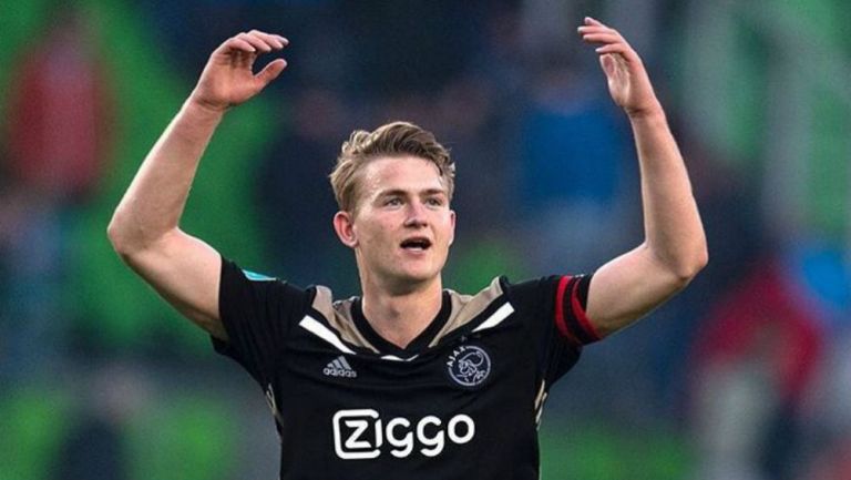 Matthijs de Ligt levanta los brazos en un juego del Ajax