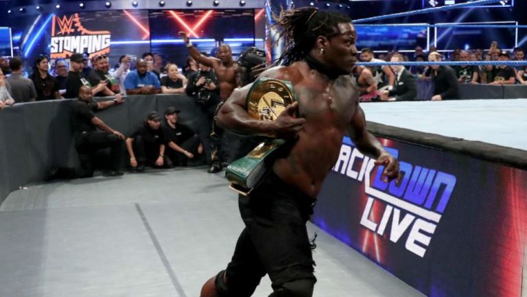 R-truth escapa con el título 24/7 de WWE