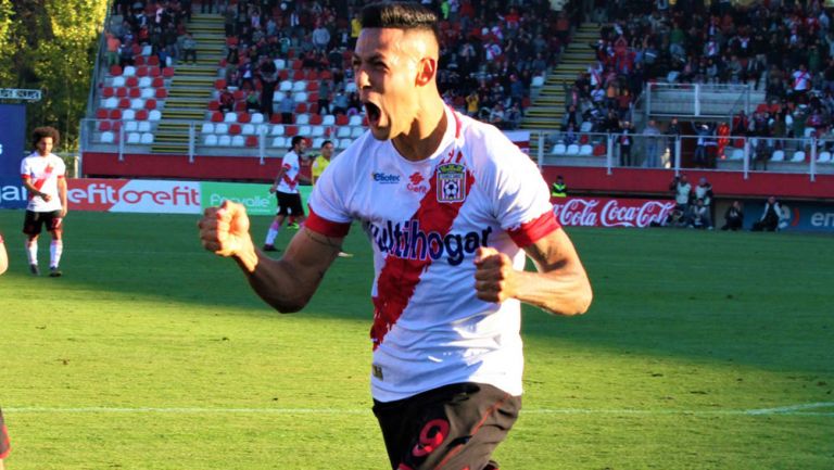 Mauro Quiroga festeja gol con Curicó Unido