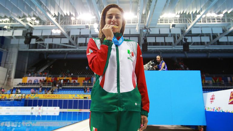 Paola Espinosa muerde su medalla en Panamericanos