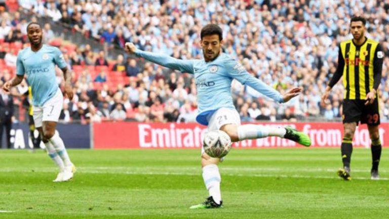 David Silva, durante un duelo con el Manchester City 