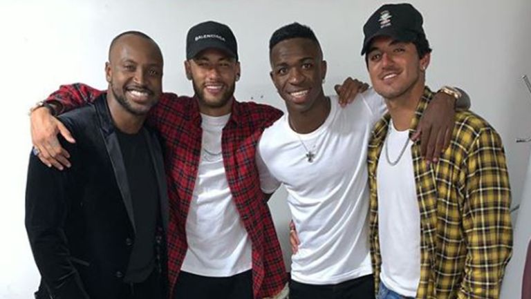 Neymar y Vinicius posan en la fiesta