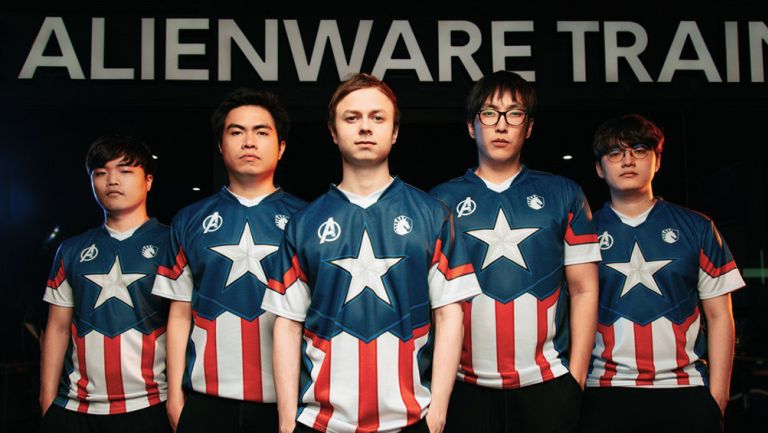 El equipo de League of Legends, con el jersey inspirado en el Capitán América