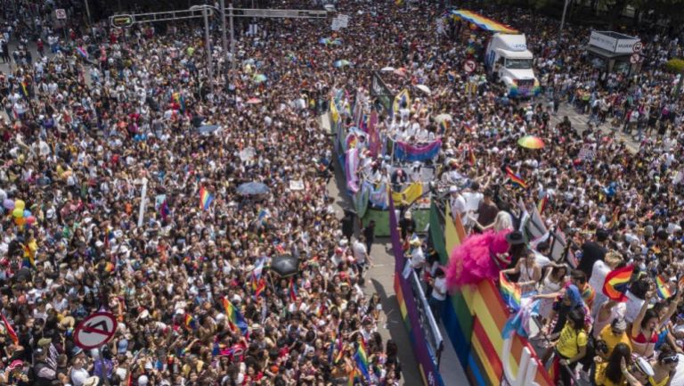 Asistentes a la Marcha del Orgullo LGBT 