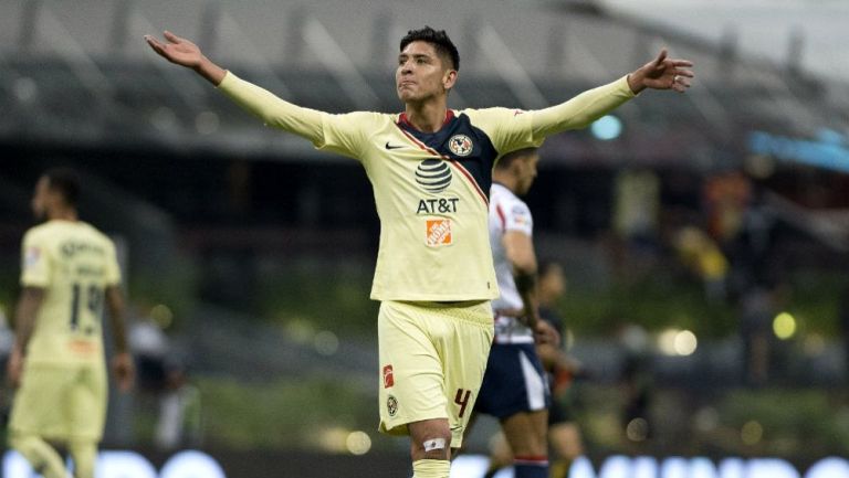 Edson Álvarez festeja un gol con el América