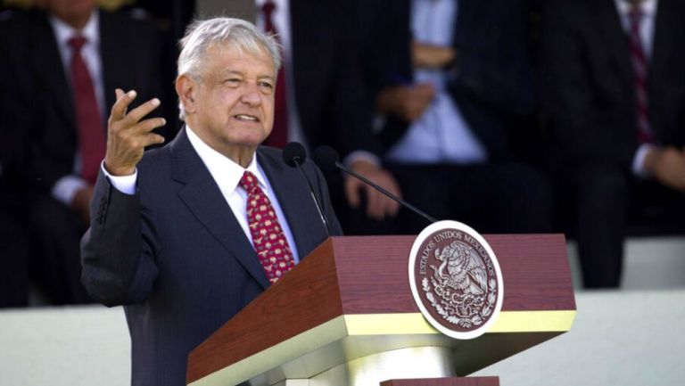 López Obrador habla en un evento en el Campo Marte