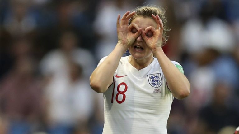 Ellen White durante un partido con Inglaterra 