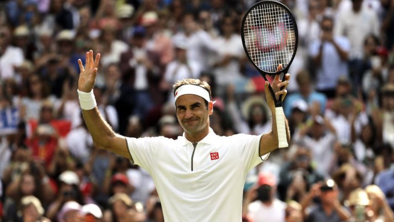 Roger Federer celebra luego de derrotar a Lloyd Harris