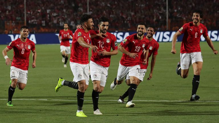 Jugadores de Egipto festejan gol en Copa Africana 