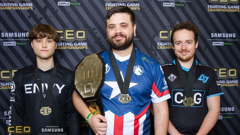 Hungrybox, sosteniendo su cinturón de campeón del CEO 2019