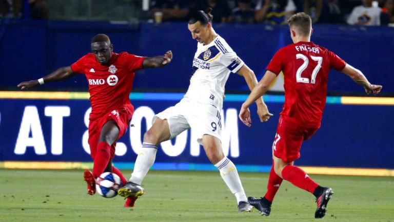 Zlatan intenta quitarle el balón a un rival en partido de la MLS 