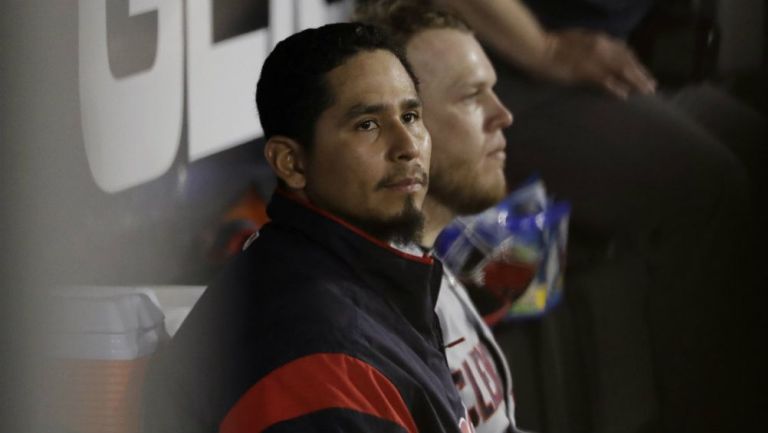 Carlos Carrasco observa un juego de Cleveland Indians