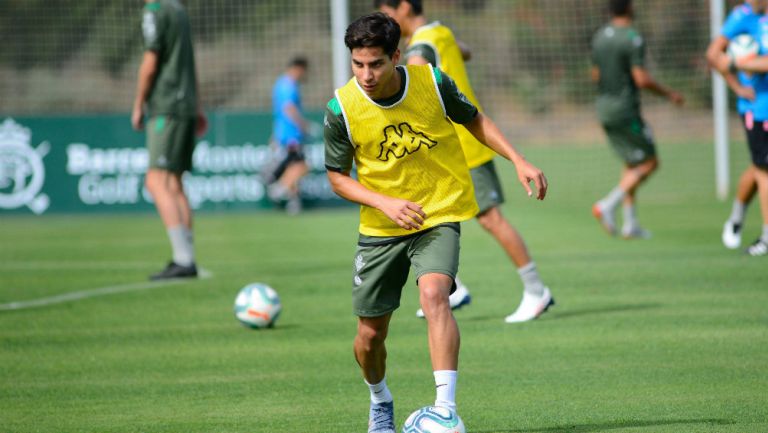 Diego Lainez durante entrenamiento con Betis 