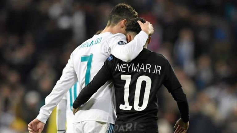 Cristiano y Neymar se abrazan tras un choque en Champions