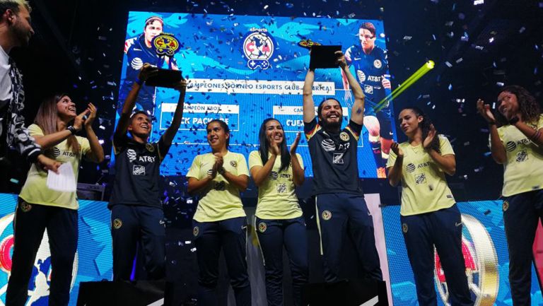 Cuernoasti y Jack Package levantan su trofeo de campeones junto a las jugadoras del América Femenil