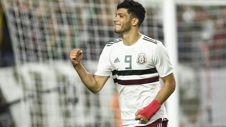 Raúl Jiménez festeja gol con la Selección Mexicana