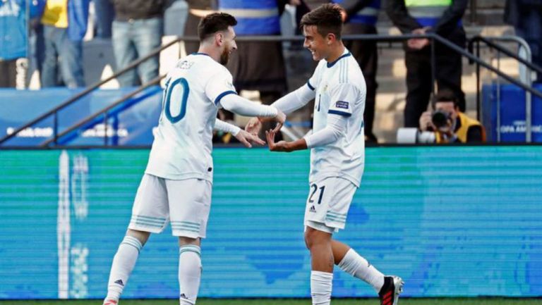 Messi y Dybala festejan gol contra Chile