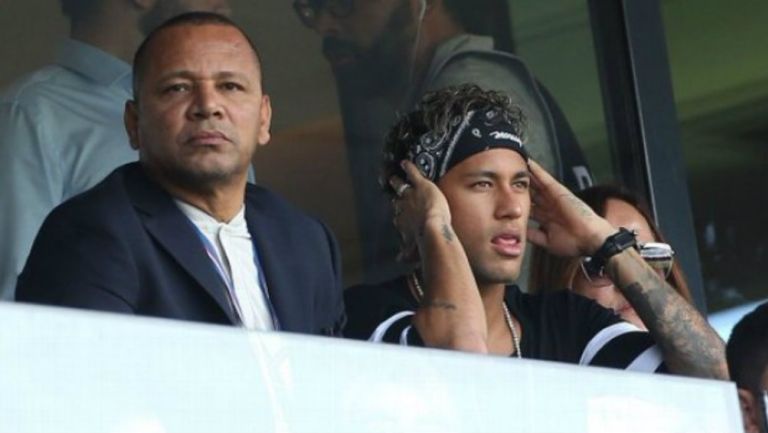 Neymar y su padre observando un partido 